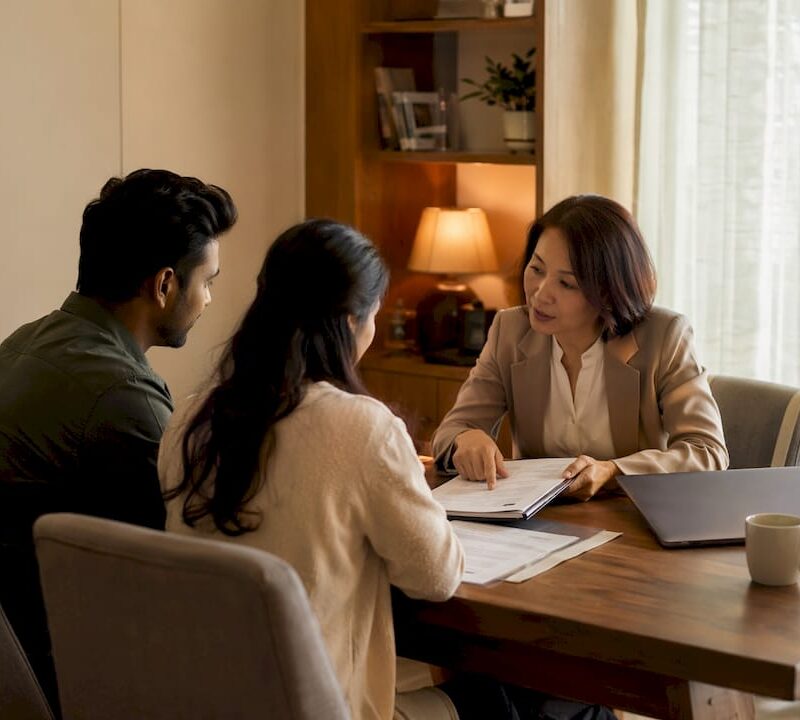 Mortgage broker consulting homebuyers